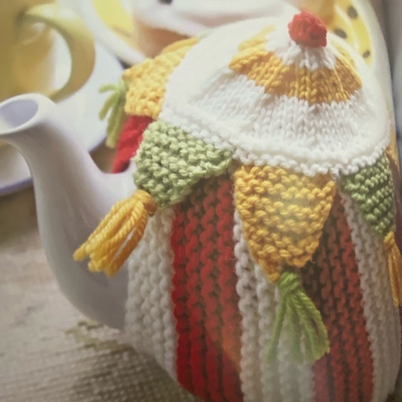 Adorable little book of patterns to knit tea cozies🧶 - Picture 6 of 14
